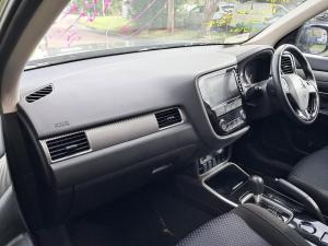 2017 Mitsubishi Outlander image 6