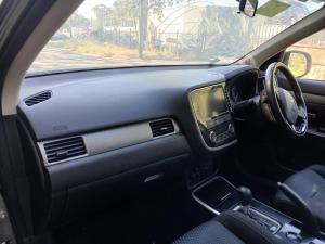 2017 Mitsubishi Outlander image 6