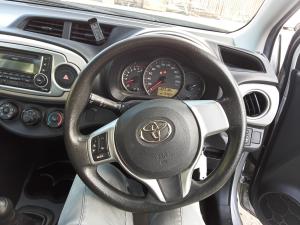 2011 Toyota Yaris YR image 6