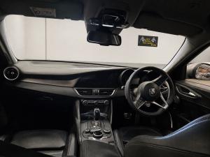 2017 Alfa Romeo Giulia 2.0L AUTO 8SPD RWD VELOCE image 6