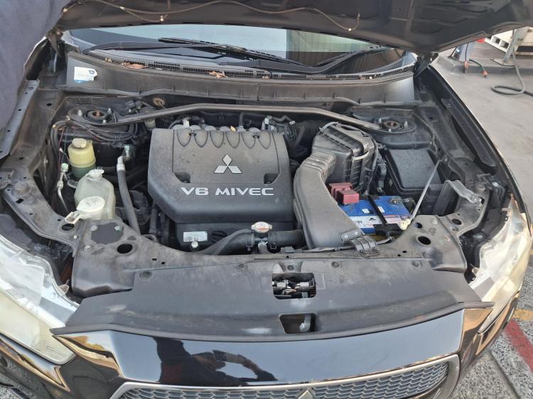 mitsubishi Outlander VRX 5 SEAT May 2010 Parts & Wrecking