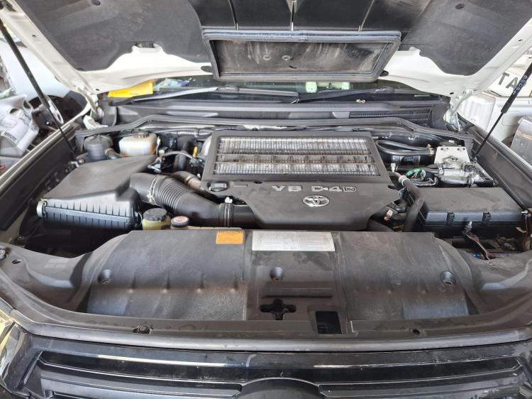 toyota Landcruiser VDJ200R Mar 2018 Parts & Wrecking