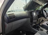 2003 Toyota Land Cruiser UZJ100R GXL image 7