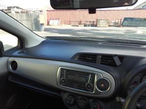 2011 Toyota Yaris YR image 7