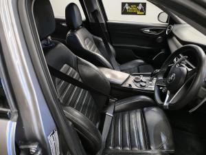 2017 Alfa Romeo Giulia 2.0L AUTO 8SPD RWD VELOCE image 7