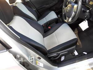 2011 Toyota Yaris YR image 8