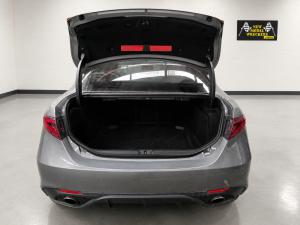 2017 Alfa Romeo Giulia 2.0L AUTO 8SPD RWD VELOCE image 9